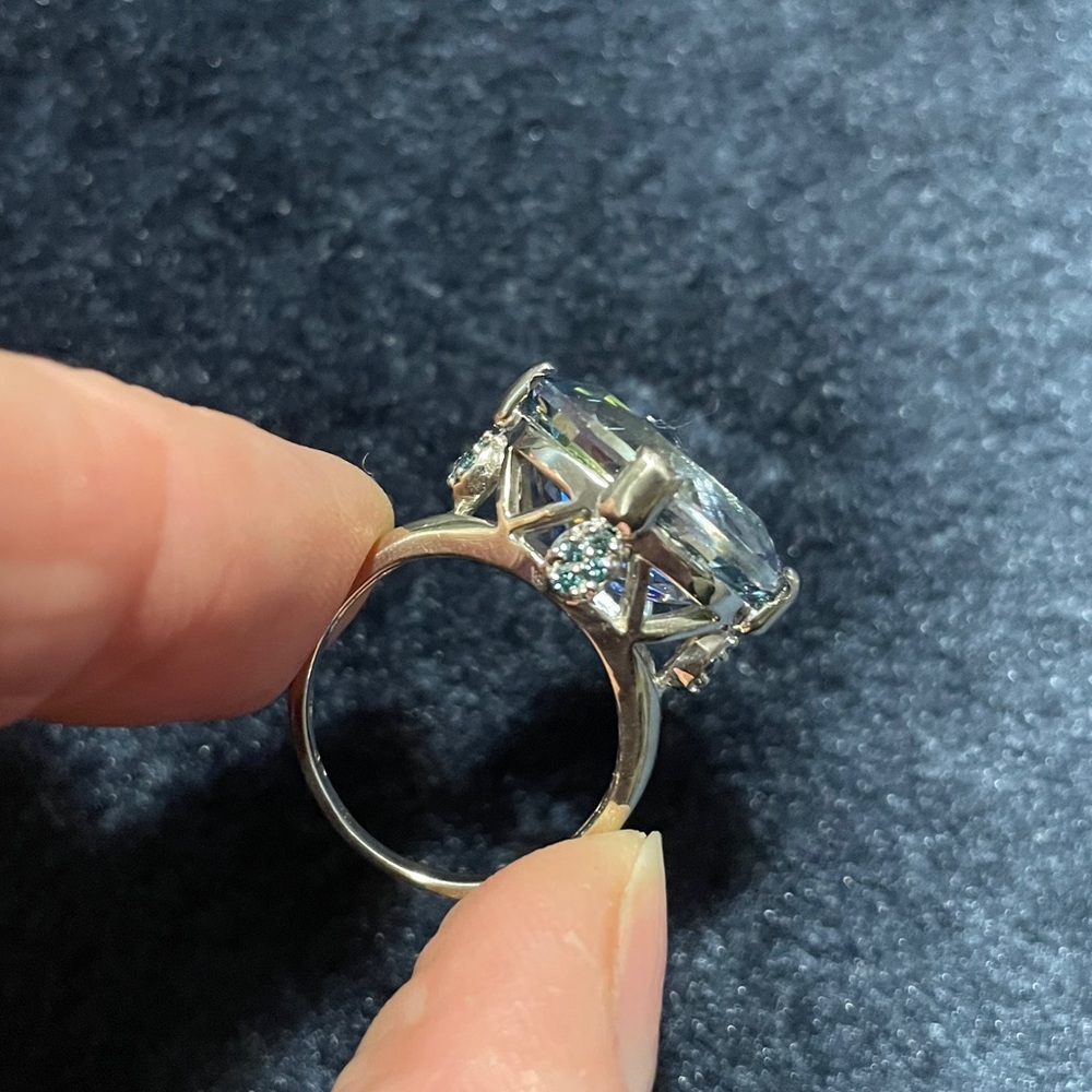 16 BLUE DIAMONDS Genuine
Mystic BLUE TOPAZ
THIS RING IS STUNNING!
9kt White Gold
